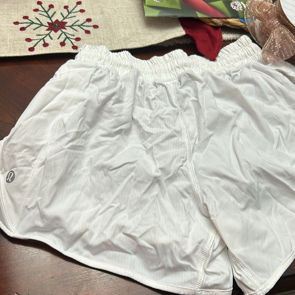 white Lululemon low rise hotty hot shorts size 4 - Picture 2 of 2